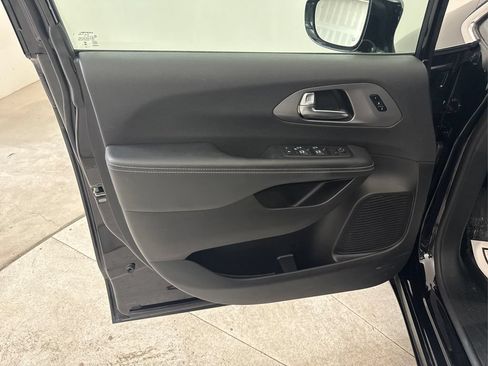 Used 2025 Chrysler Pacifica Select FWD image 32