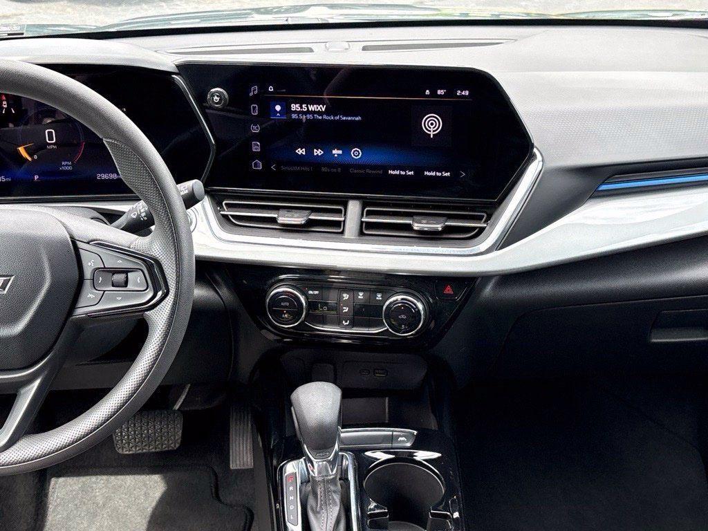 Used 2025 Chevrolet Trax LT FWD image 28