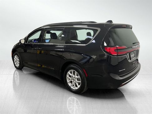 Used 2022 Chrysler Pacifica Touring-L image 8