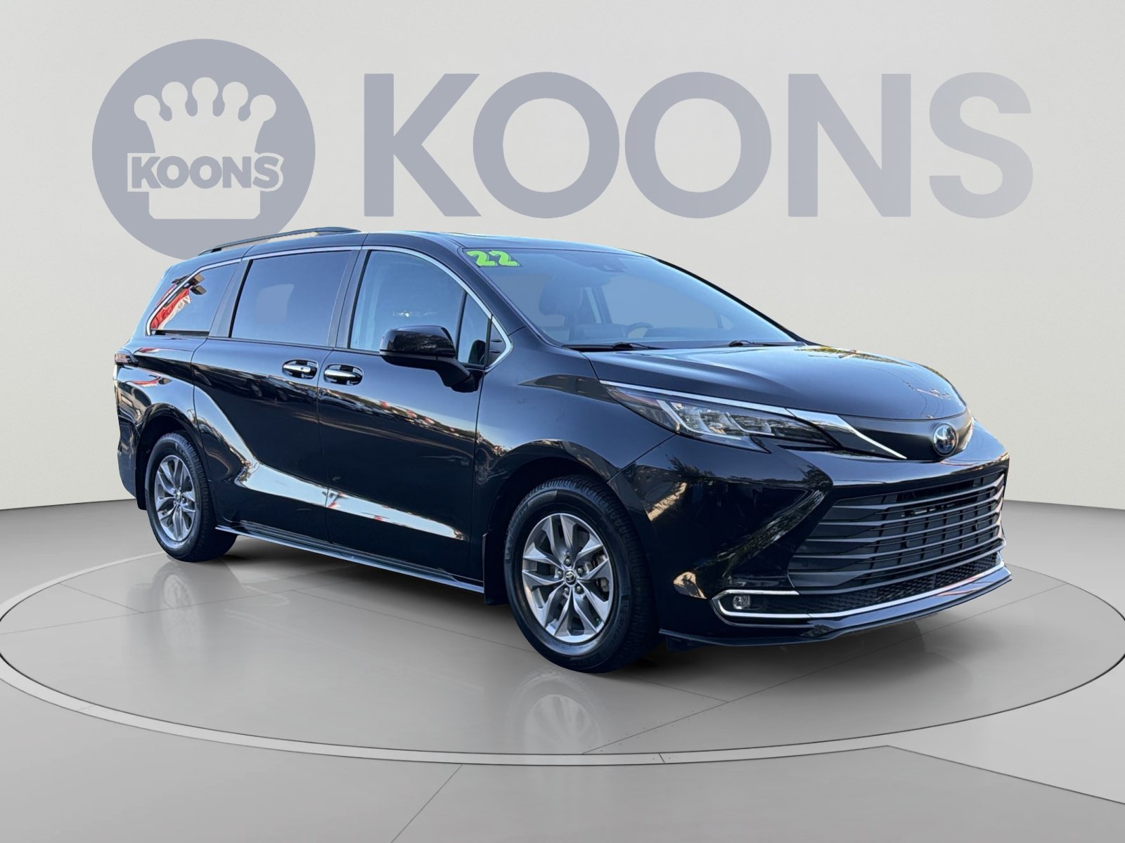 Used 2022 Toyota Sienna XLE AWD/4WD image 2