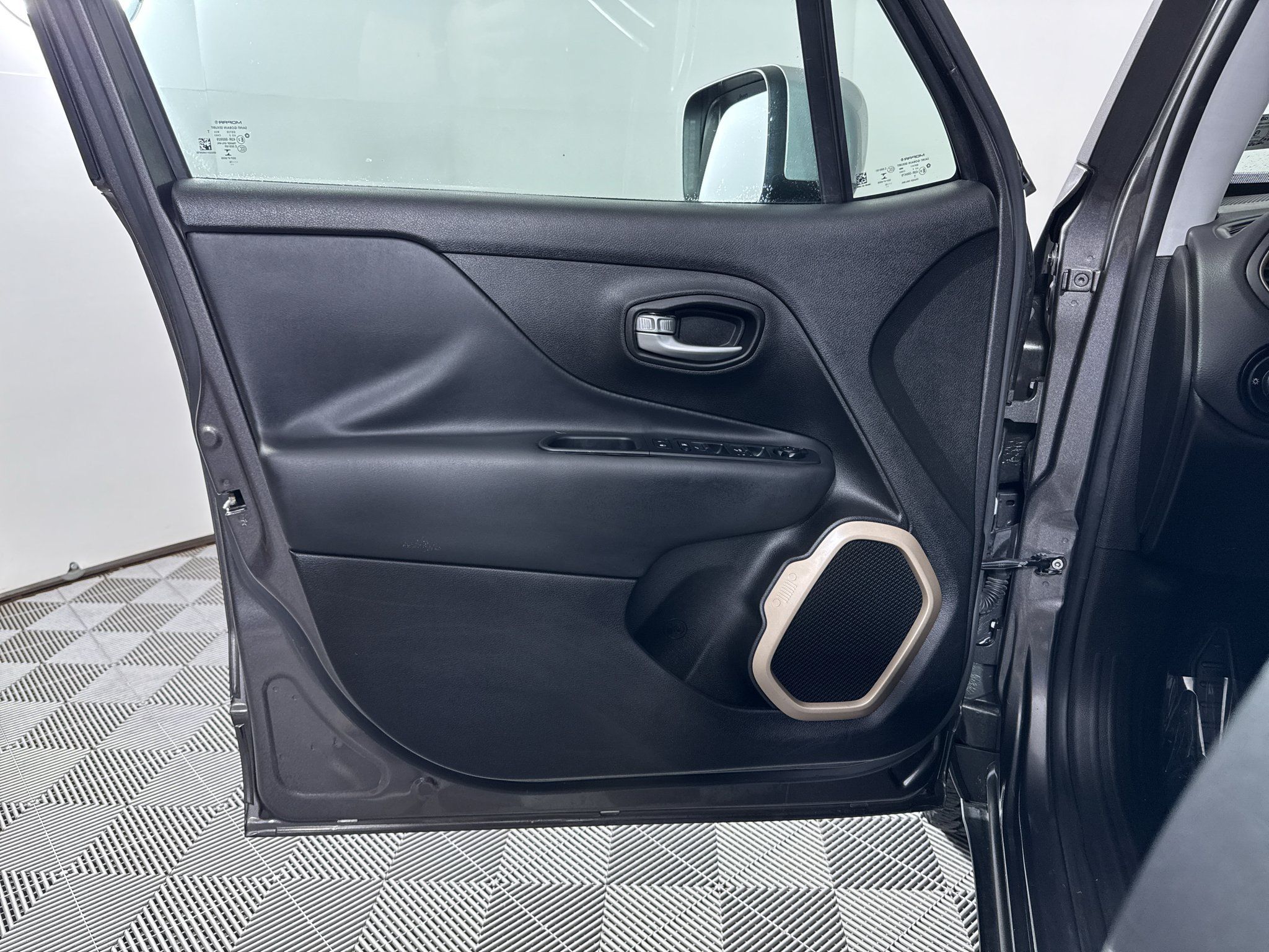 Used 2016 Jeep Renegade Limited w/ Safety & Security Group AWD/4WD image 27
