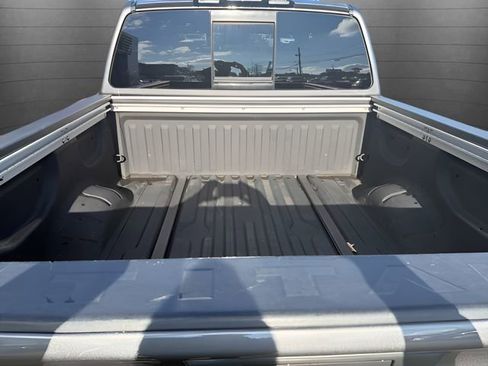 Used 2021 Nissan Titan SV w/ SV Convenience Package image 9