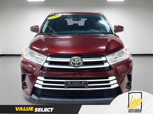 Used 2019 Toyota Highlander LE FWD image 2