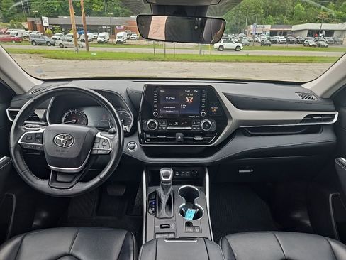 Used 2022 Toyota Highlander XLE AWD/4WD image 3