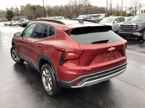 Used 2025 Chevrolet Trax LT w/ LT Convenience Package image 2