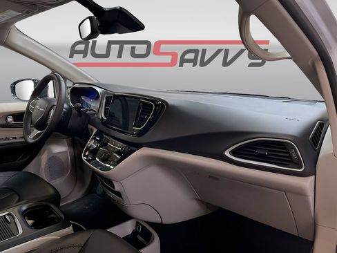 Used 2024 Chrysler Pacifica Touring-L FWD image 29