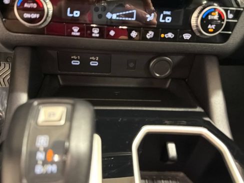 Used 2025 Mitsubishi Outlander AWD image 21