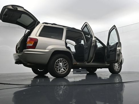 Used 2004 Jeep Grand Cherokee Limited w/ Trailer Tow Group IV AWD/4WD image 29