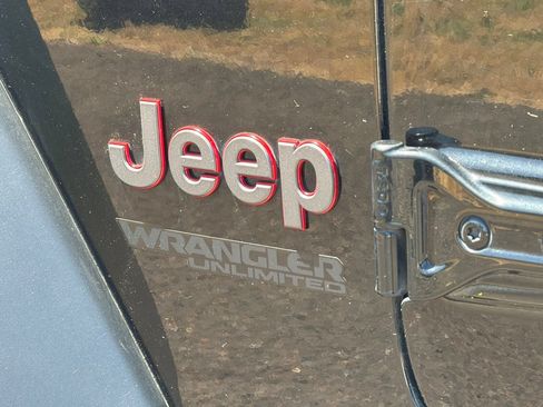 Used 2021 Jeep Wrangler Unlimited Rubicon w/ Cold Weather Group AWD/4WD image 32