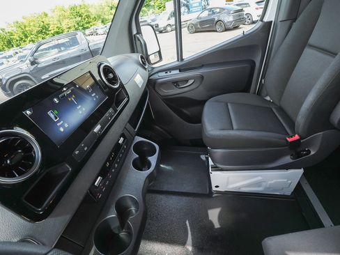 Used 2025 Mercedes-Benz Sprinter 2500 image 27