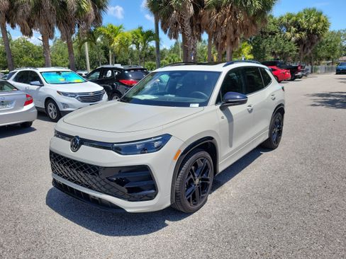 New 2026 Volkswagen Tiguan SE R-Line FWD image 8