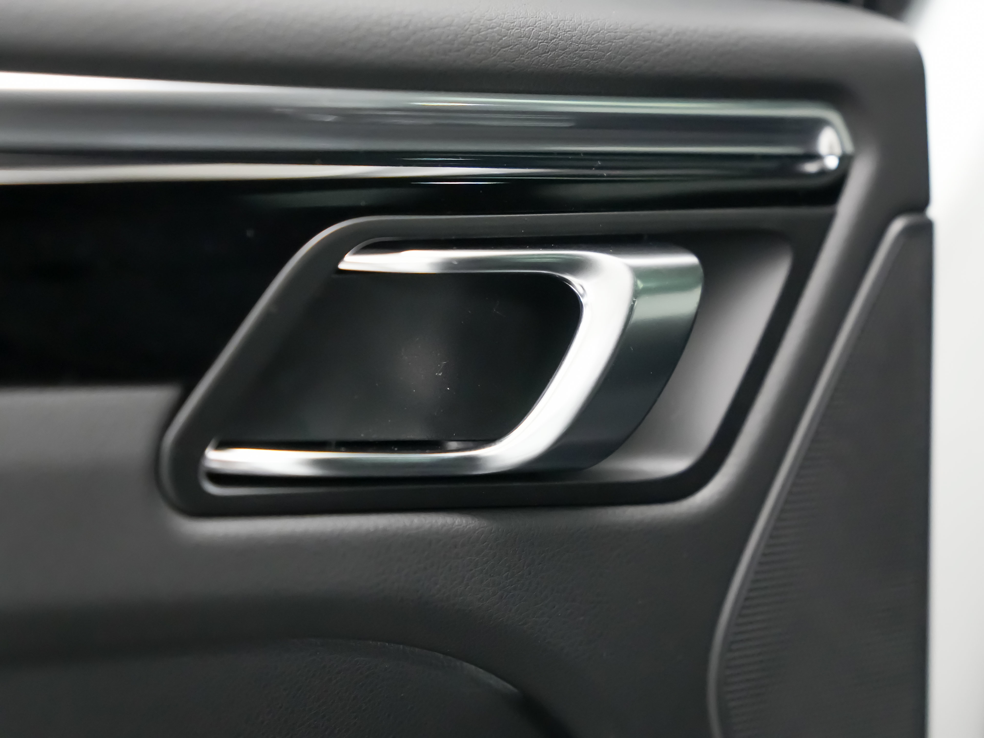Certified 2026 Porsche Macan AWD/4WD image 15