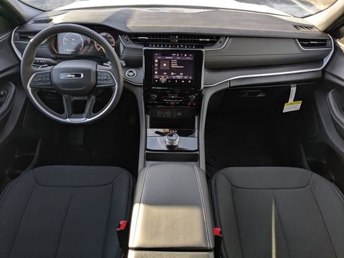 Used 2025 Jeep Grand Cherokee Laredo X w/ Trailer Tow Package image 14