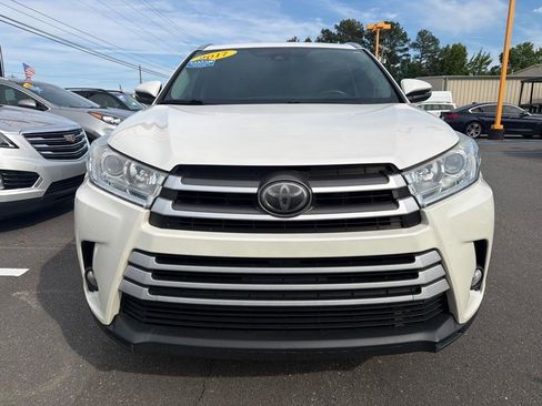 Used 2017 Toyota Highlander XLE FWD image 2