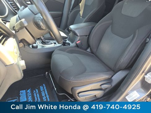 Used 2016 Jeep Cherokee Latitude AWD/4WD image 22