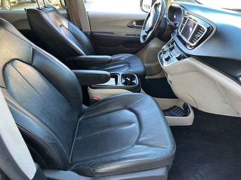 Used 2020 Chrysler Pacifica Touring-L w/ Tire & Wheel Group image 16