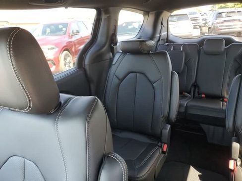 Used 2026 Chrysler Pacifica Select FWD image 14