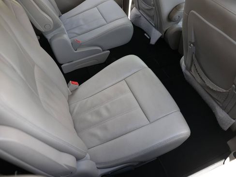 Used 2013 Chrysler Town & Country Touring FWD image 12