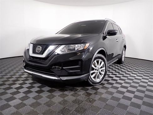 Used 2020 Nissan Rogue SV image 2