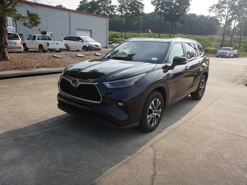 Used 2023 Toyota Highlander XLE FWD image 28