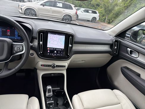 Certified 2023 Volvo XC40 B5 Plus AWD/4WD image 31