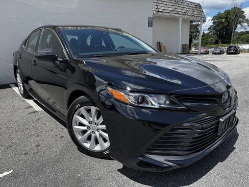 Used 2020 Toyota Camry LE image 3