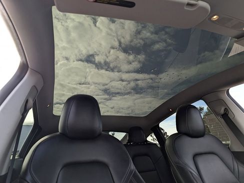 Used 2021 Tesla Model Y Long Range image 17