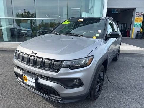 Used 2022 Jeep Compass Latitude w/ Convenience Group AWD/4WD image 2