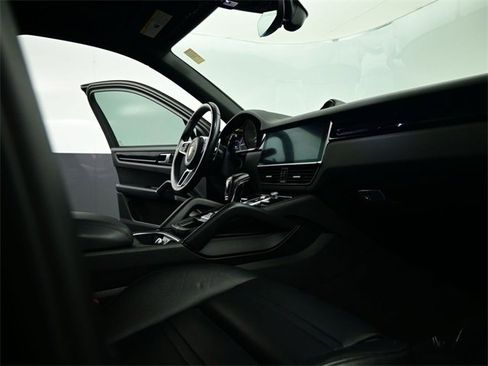 Used 2020 Porsche Cayenne S image 32