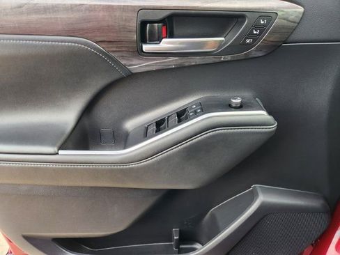 Used 2021 Toyota Highlander Platinum image 25