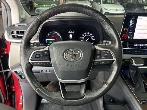 Used 2022 Toyota Sienna XLE w/ XLE Plus Package image 15