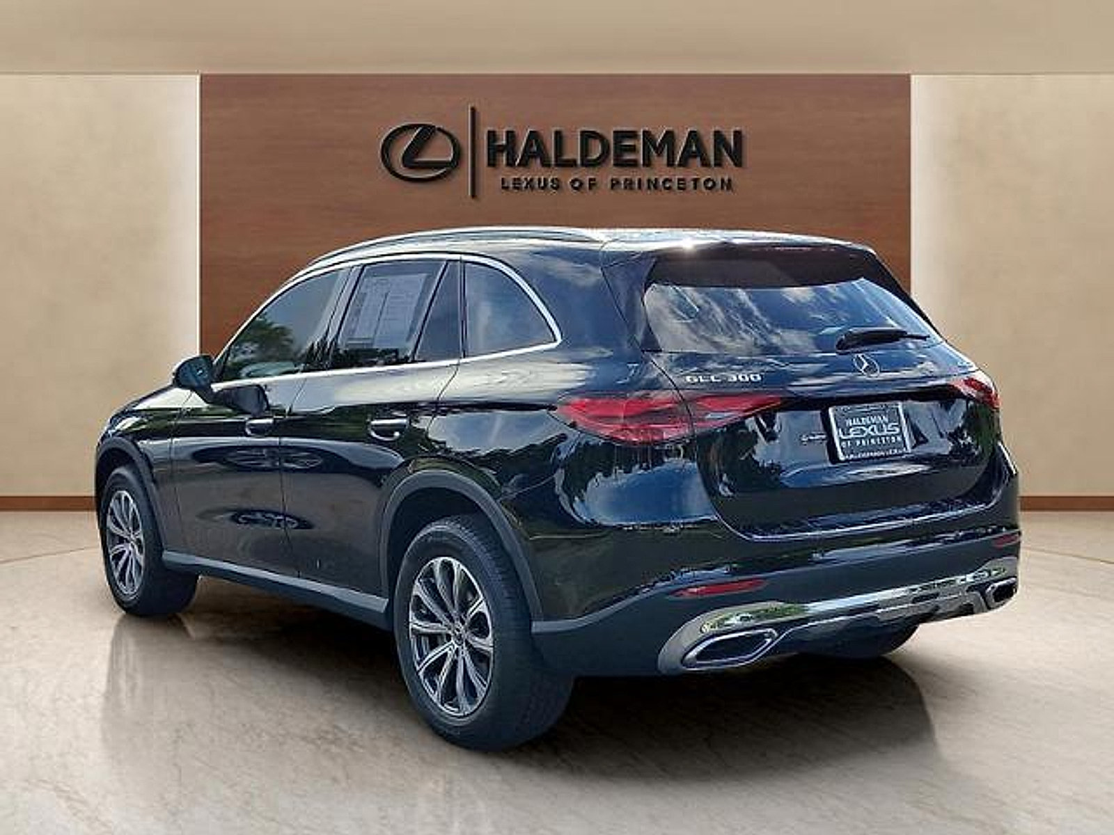 Used 2023 Mercedes-Benz GLC 300 4MATIC image 4