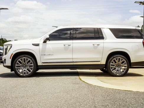 Used 2025 GMC Yukon XL Denali Ultimate AWD/4WD image 9