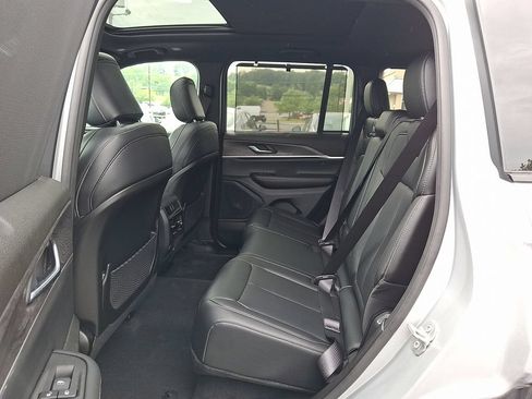 Used 2025 Jeep Grand Cherokee Limited w/ Luxury Tech Group II AWD/4WD image 12