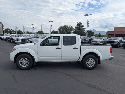 Used 2015 Nissan Frontier SV w/ SV Value Truck Package AWD/4WD image 9