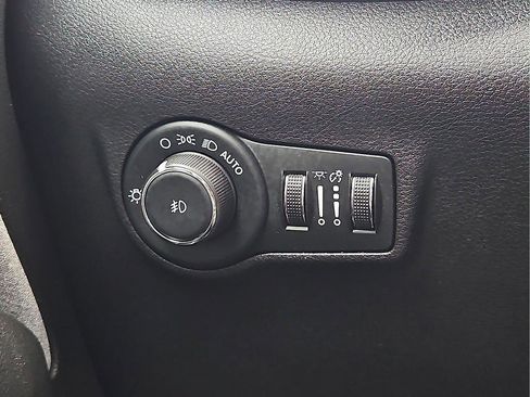 Used 2025 Jeep Compass Latitude AWD/4WD image 15