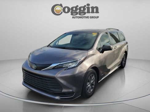 Used 2021 Toyota Sienna LE w/ LE Plus Package AWD/4WD image 2