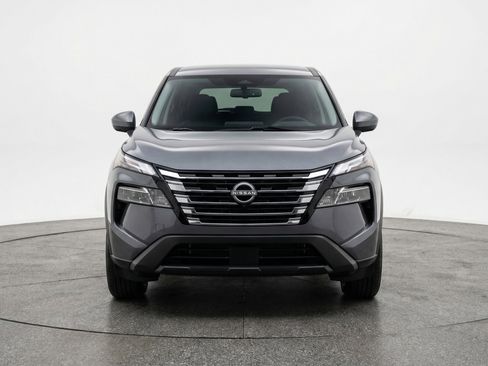 Used 2025 Nissan Rogue SV image 2