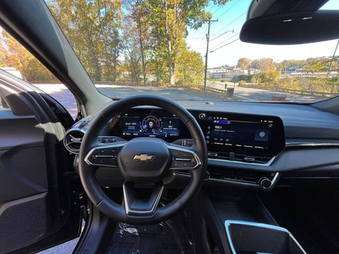 Used 2025 Chevrolet Equinox LT image 29