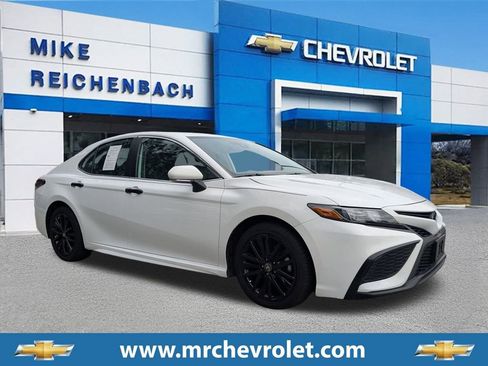 Used 2024 Toyota Camry SE image 1