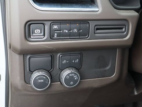 Used 2024 Chevrolet Suburban LT RWD image 13
