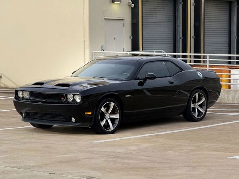 Used 2014 Dodge Challenger R/T RWD image 2
