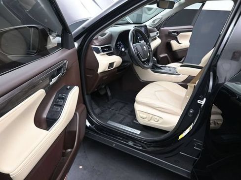 Used 2020 Toyota Highlander Limited FWD image 15