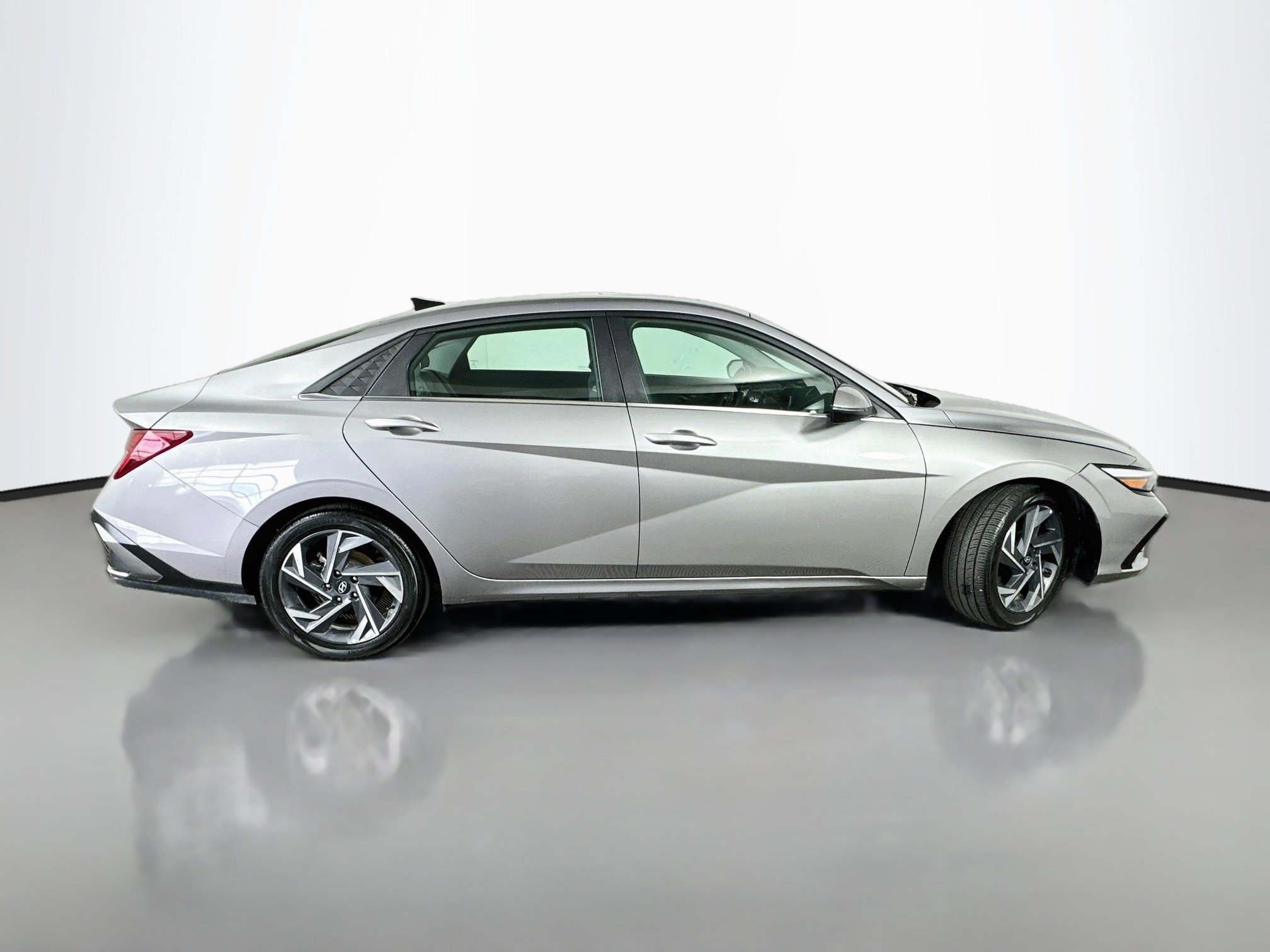 Certified 2025 Hyundai Elantra Limited FWD image 8