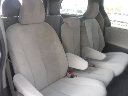 Used 2012 Toyota Sienna LE image 27