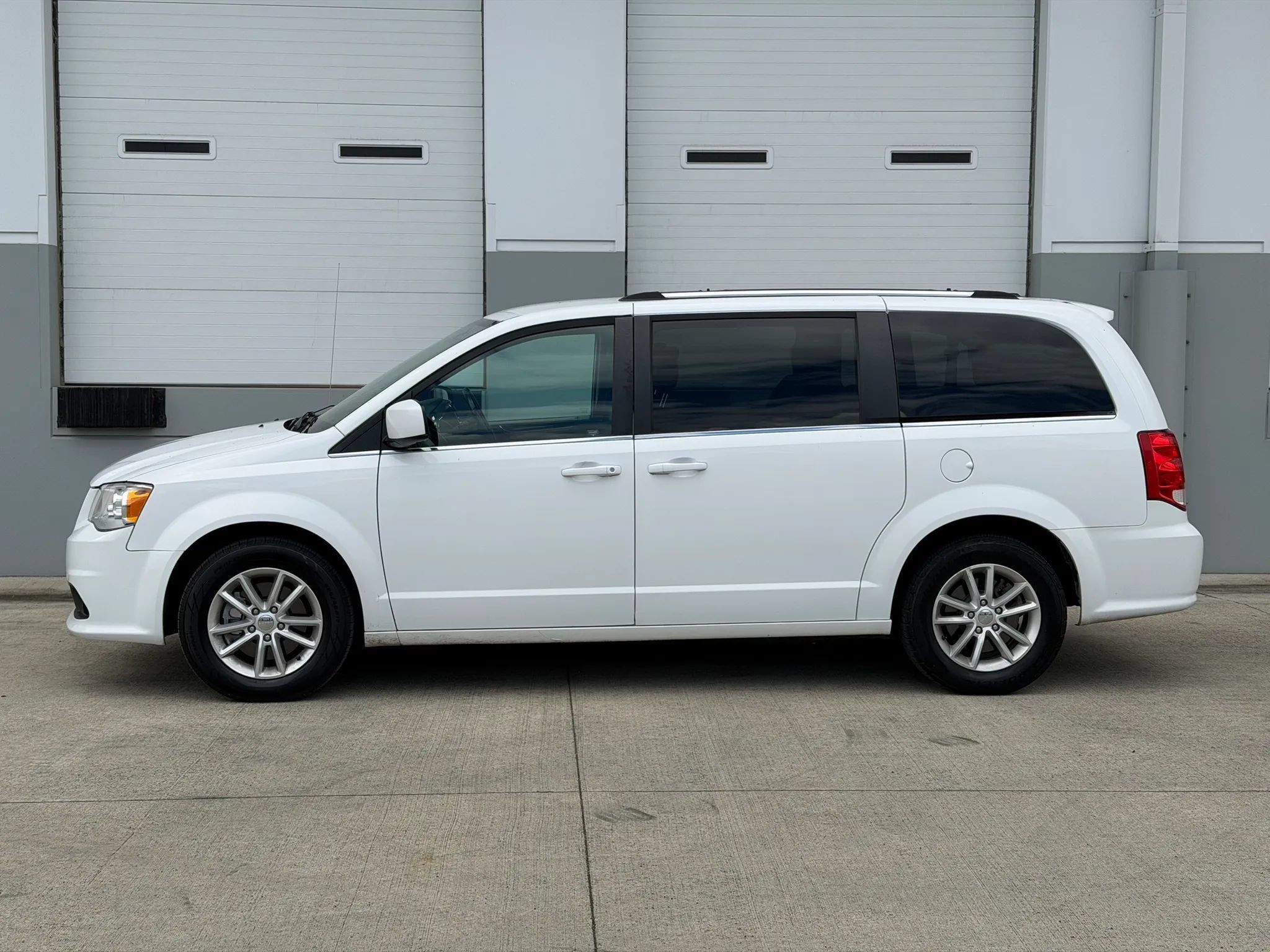 Used 2018 Dodge Grand Caravan SXT FWD image 2