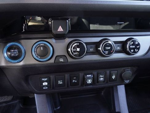 Used 2018 Toyota Tacoma TRD Off-Road w/ Technology Package image 20