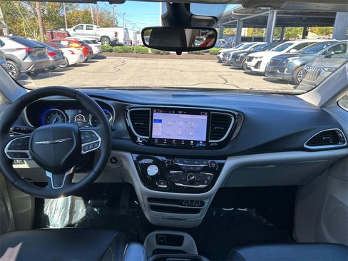 Used 2024 Chrysler Pacifica Touring-L image 18