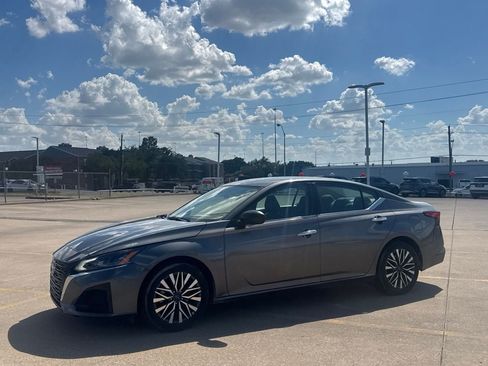 Certified 2025 Nissan Altima 2.5 SV FWD image 11