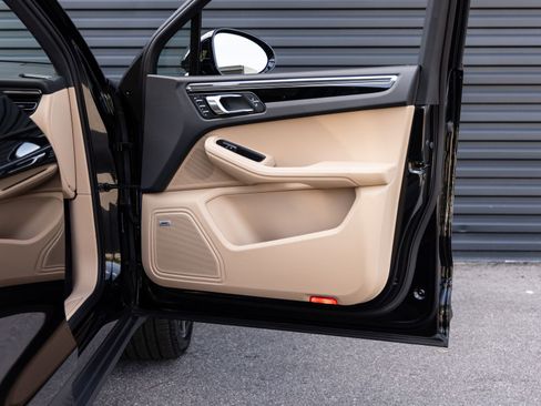 Certified 2025 Porsche Macan AWD/4WD image 31